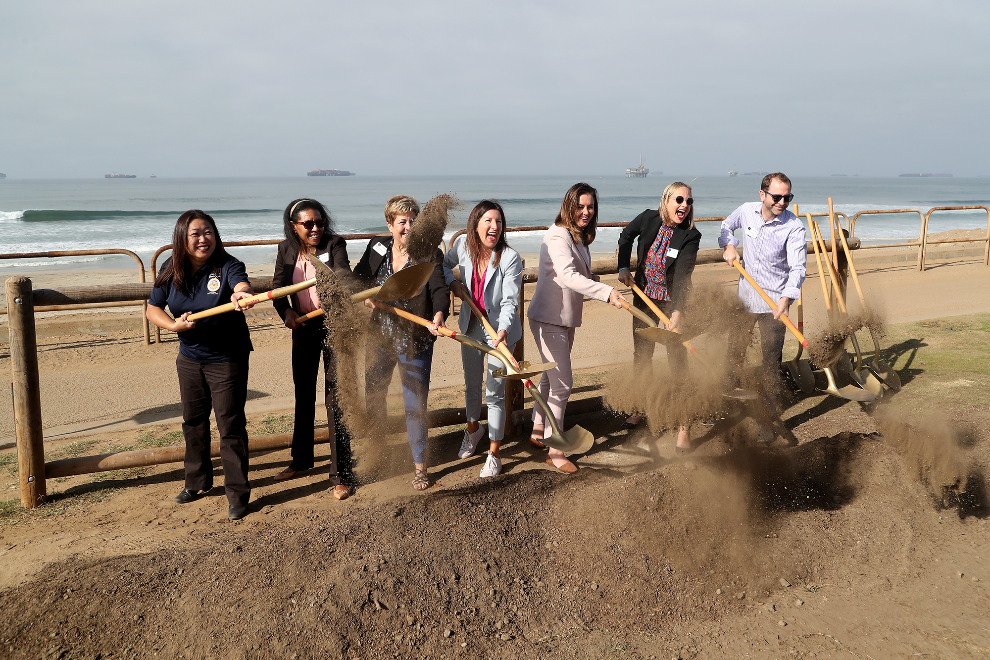 Huntington Beach City Council approves construction projects at Bluff Top Park and Rodgers Senior Center - Vimarsana News
