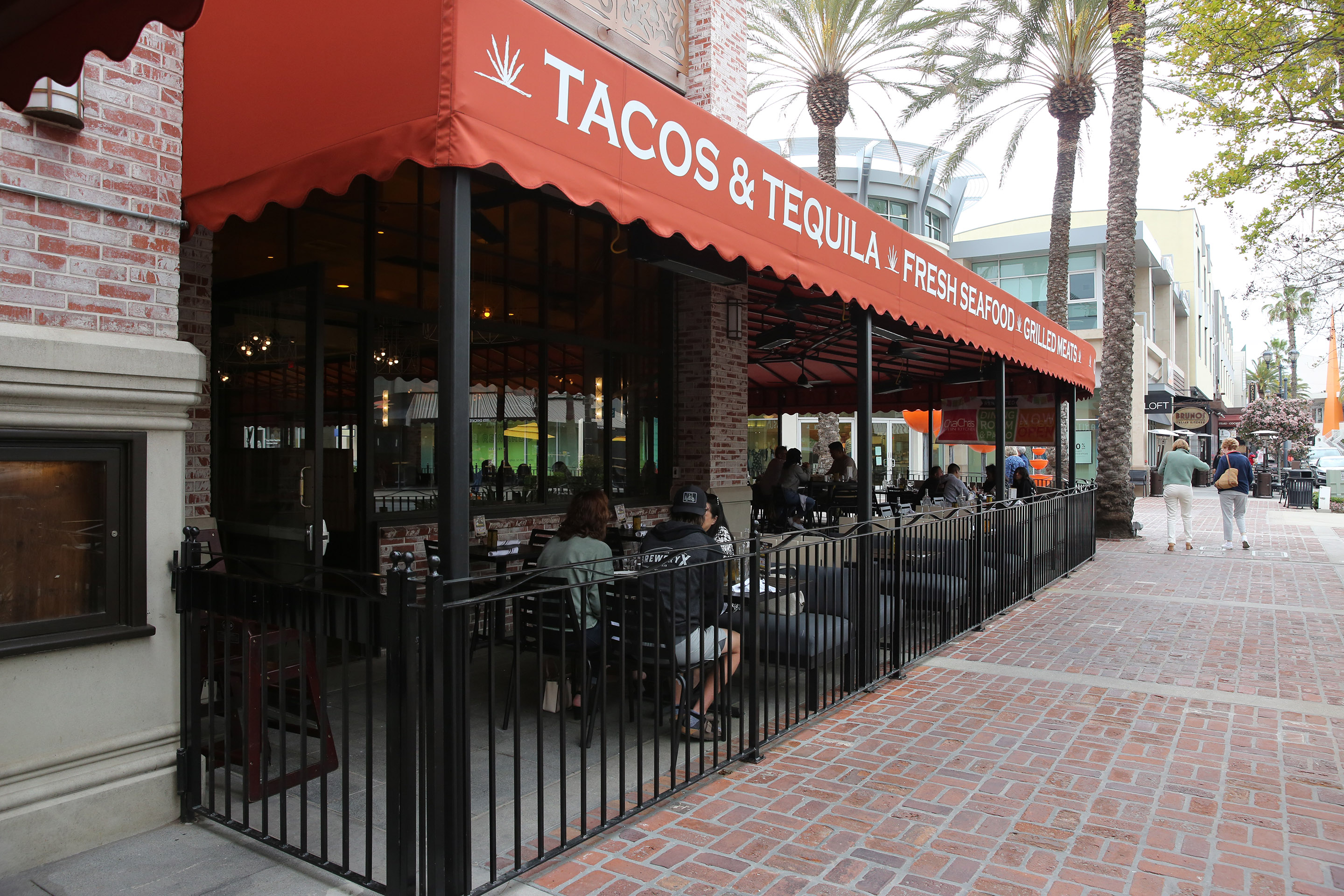 Post lockdowns, Orange County restaurants transform outdoor dining into something more permanent - Vimarsana News