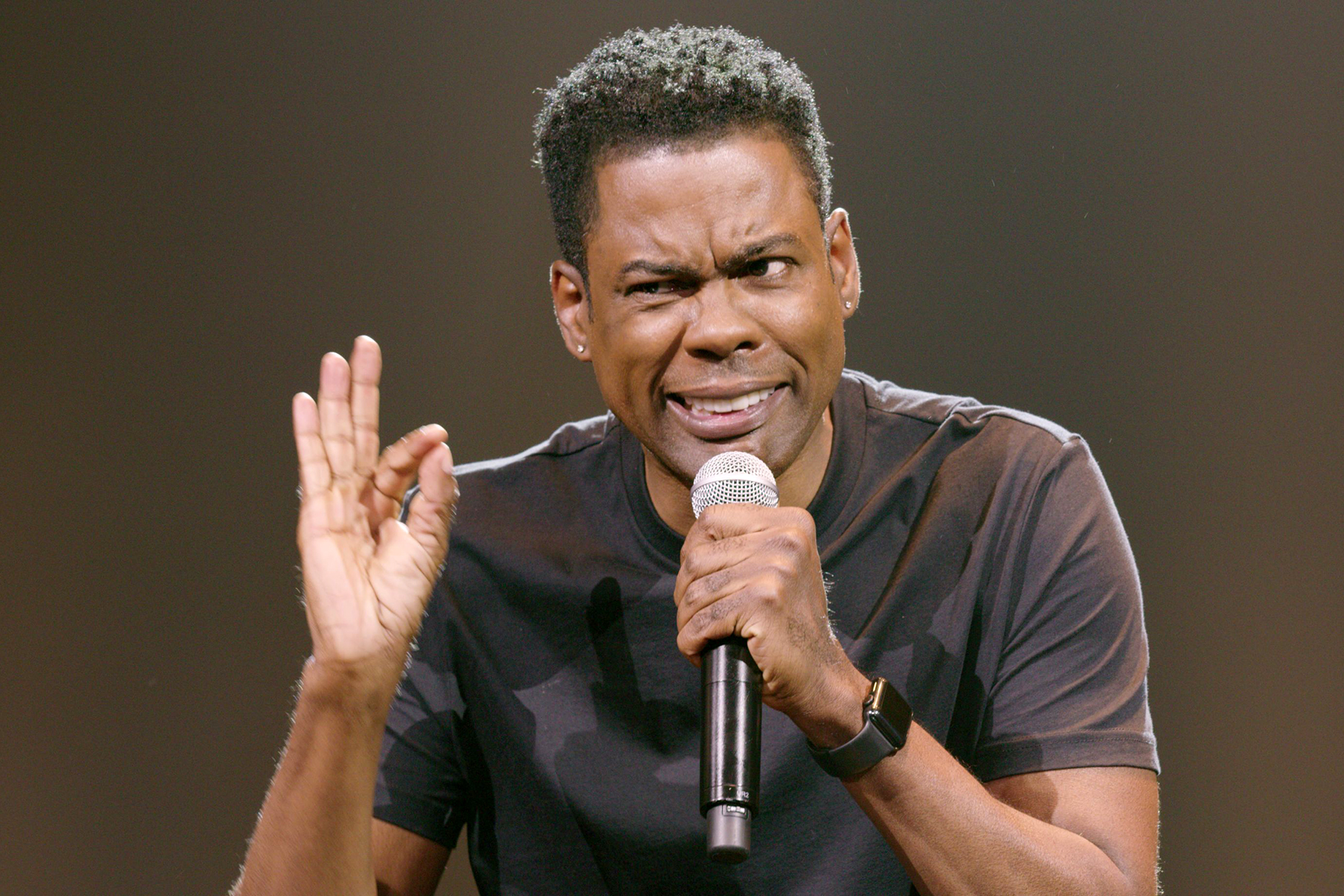 Chris Rock all but ignores the slap during first return to Dolby Theater - Vimarsana News