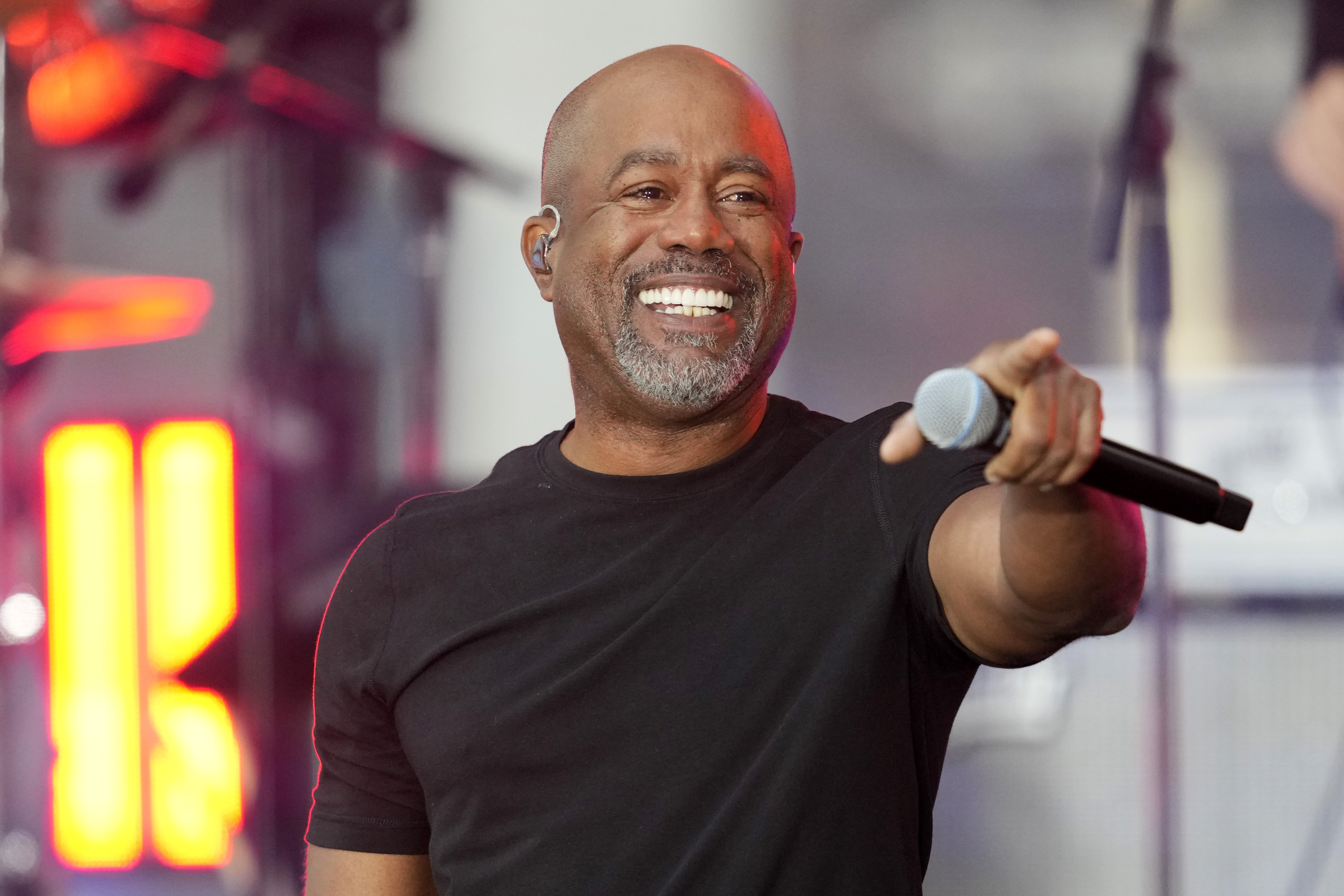 Дариус Ракер упал во время шоу Hootie & the Blowfish, а затем винит во всем свои 58 лет