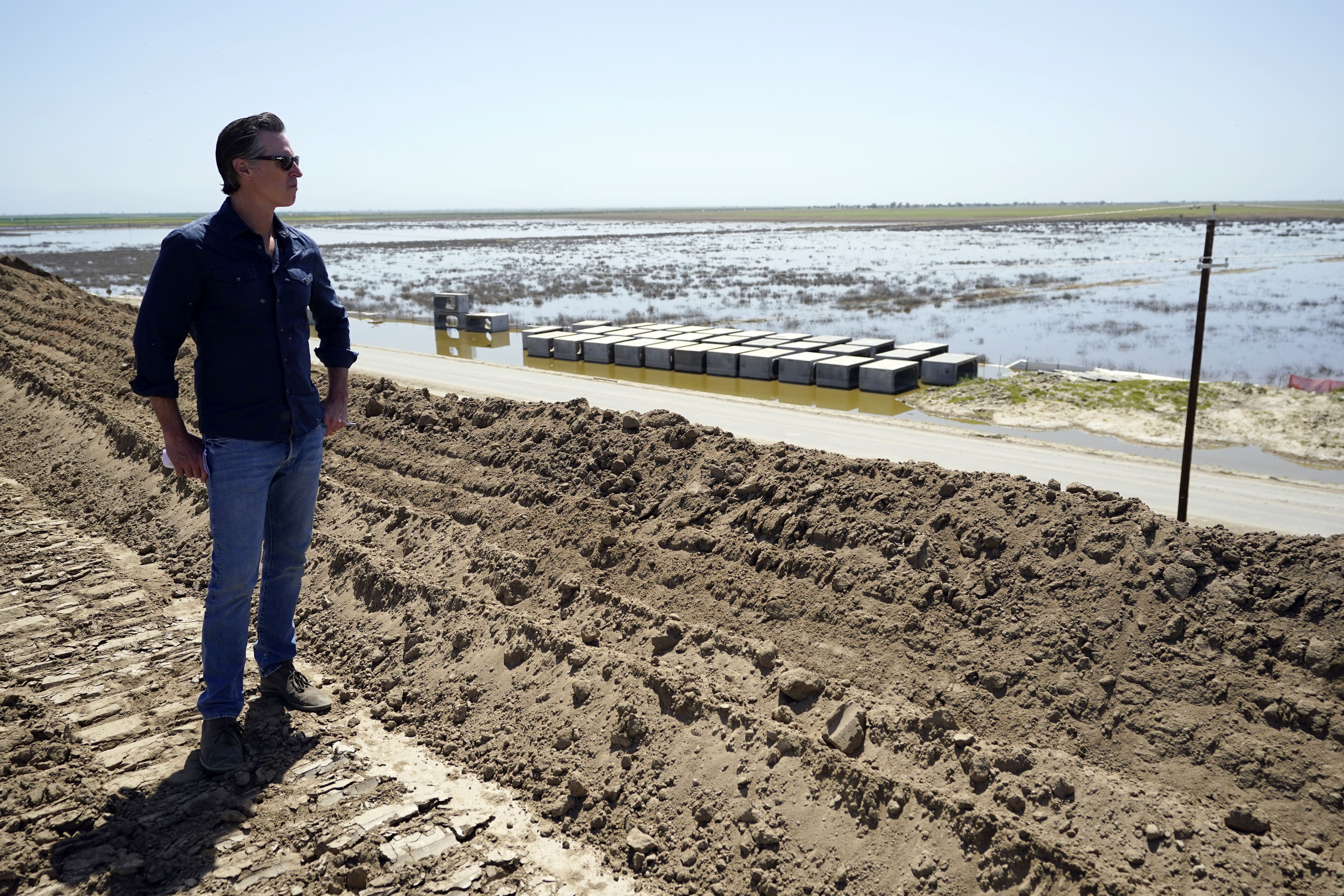 Newsom visits flood-threatened Corcoran - Los Angeles Times - Vimarsana News
