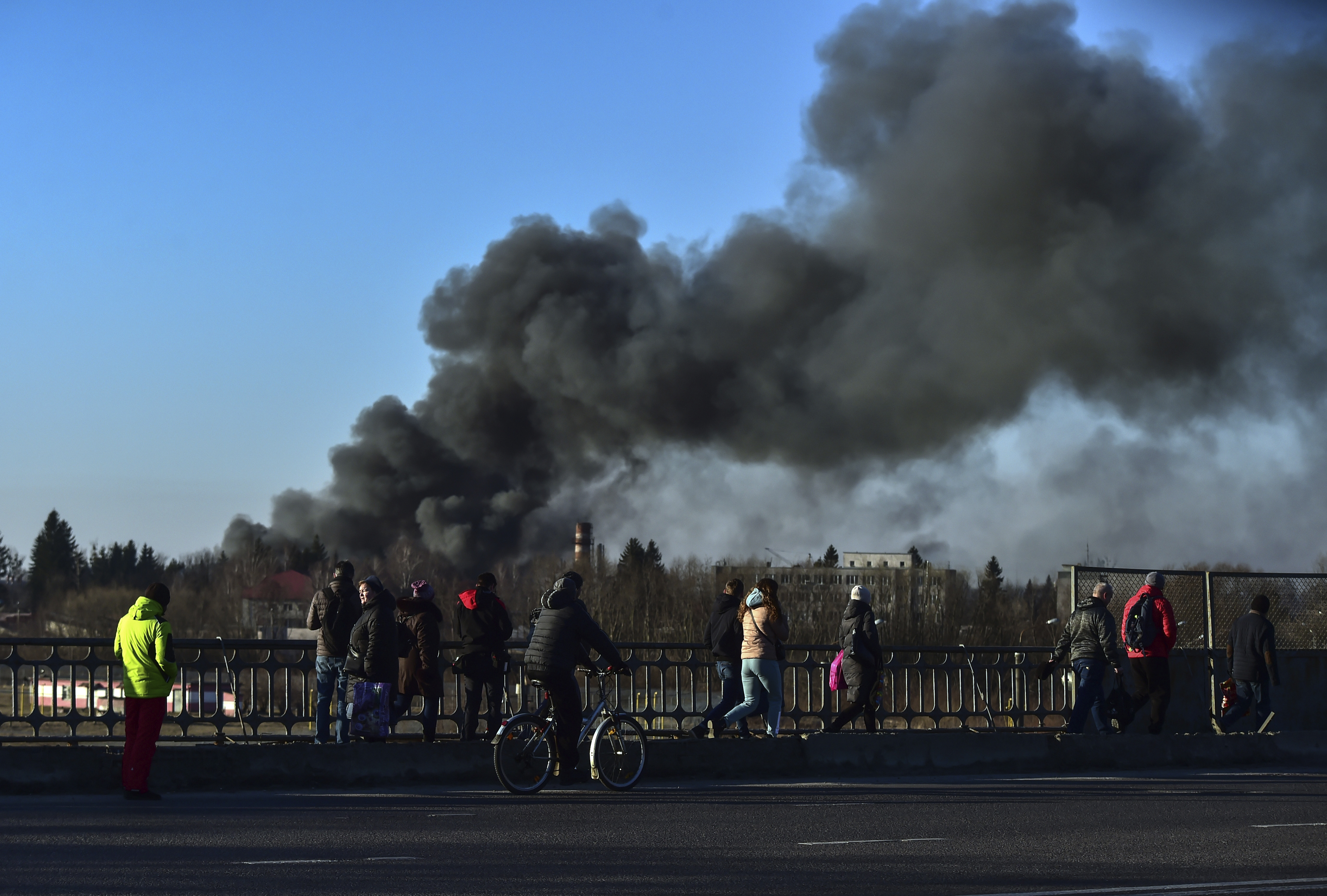 Airstrikes hit outside Lviv and in Kyiv - Los Angeles Times - Vimarsana News