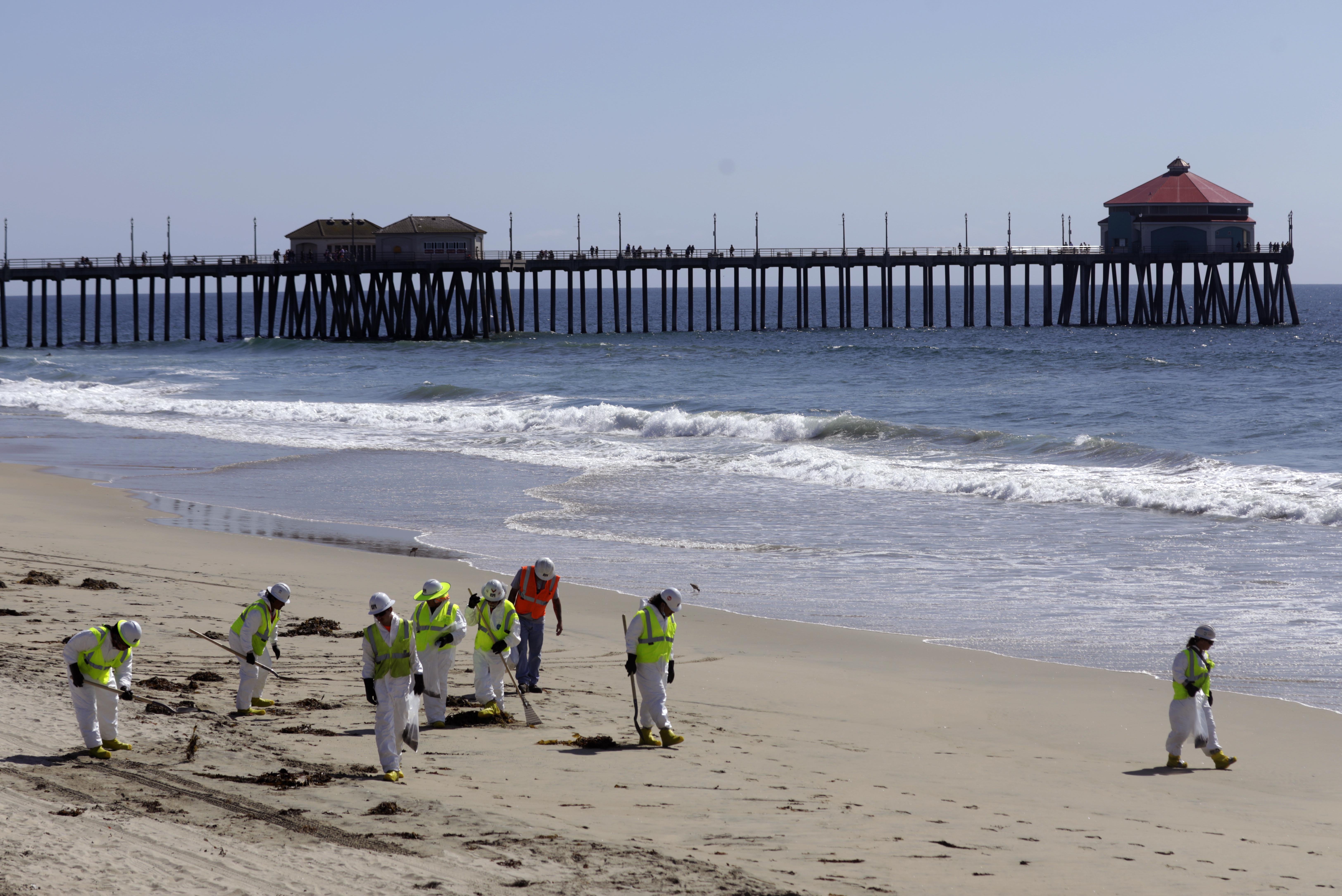 More than a week after oil spill, cleanup crews continue combing Orange County beaches - Vimarsana News