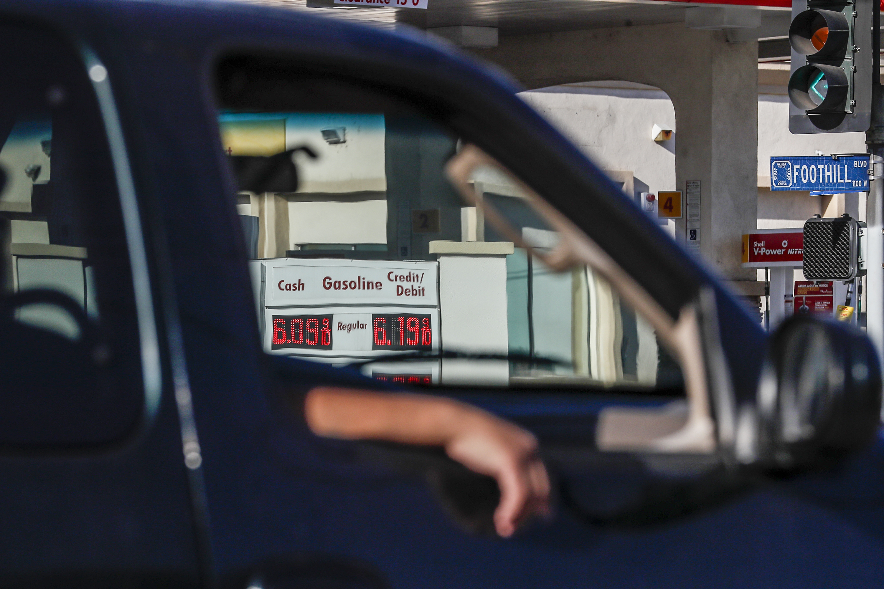 Average gas prices in L.A. barrel toward $6 a gallon again - Vimarsana News