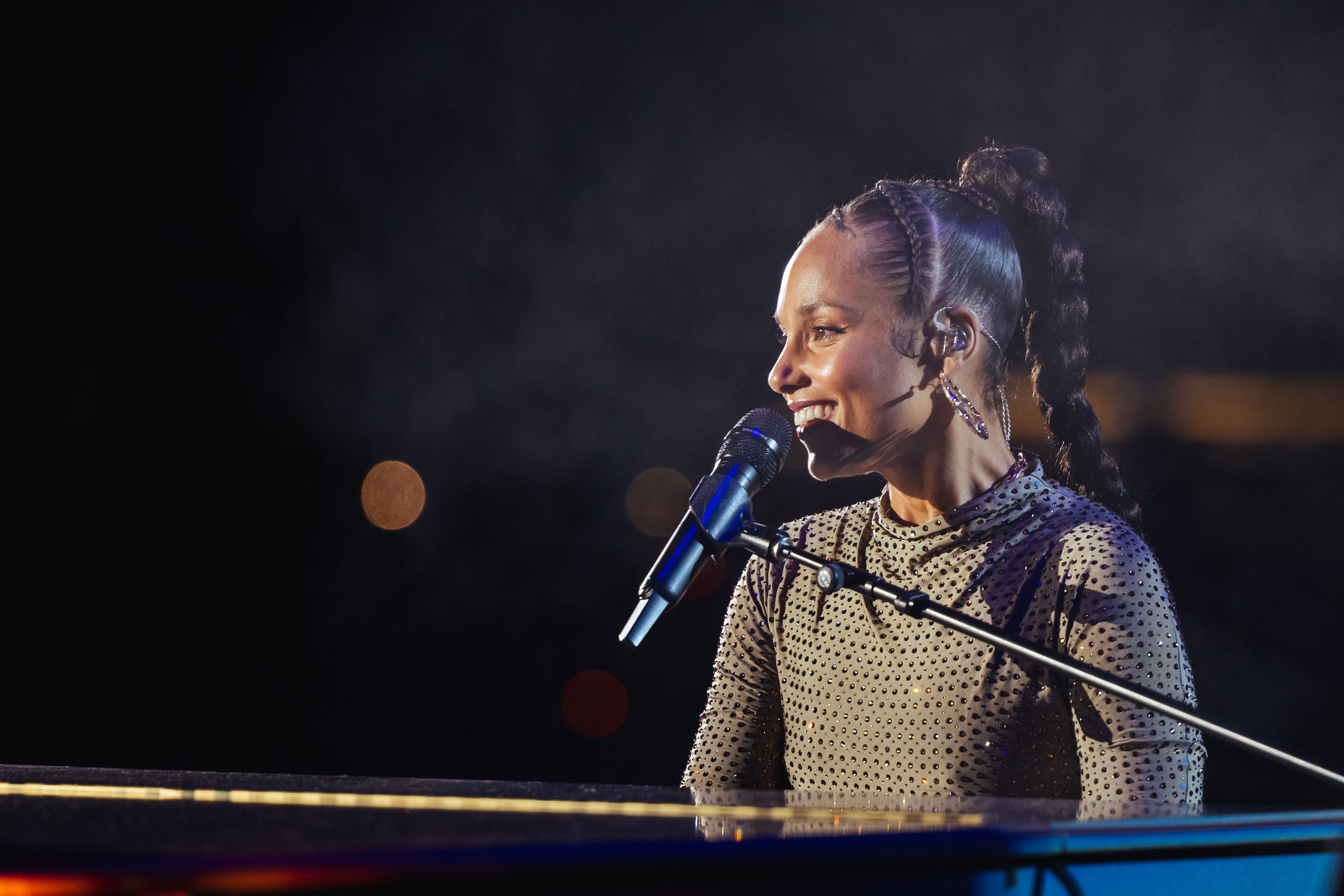 Review: Alicia Keys walked the walk at Friday's Curebound Concert for Cures with the San Diego Symphony - Vimarsana News