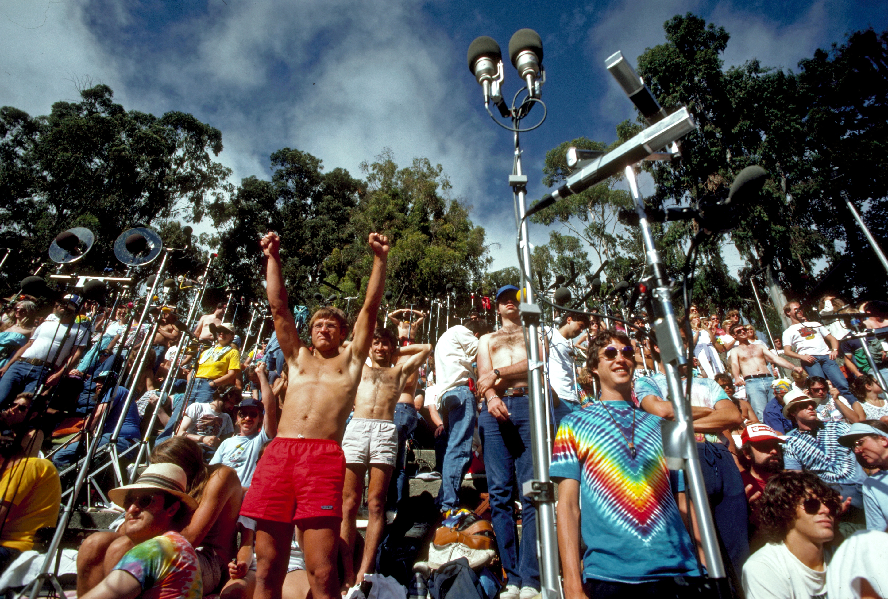 Review: The Grateful Dead memories rise again in a book celebrating bootleg concert tapers - Vimarsana News